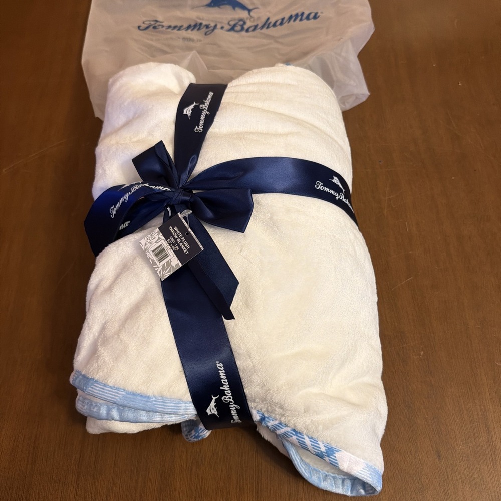 NWT Tommy Bahama Ultra Soft Plush Solid Throw Blanket White with blue trim
